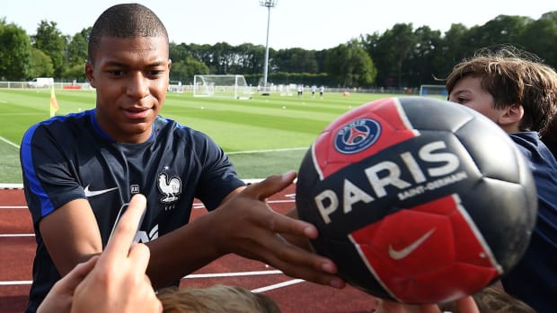 kylian-mbappe-psg-ball.jpg